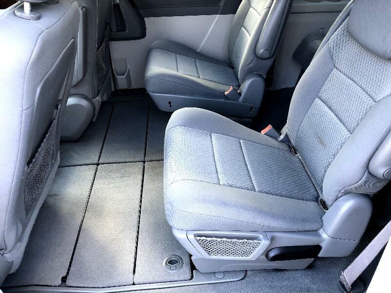 2010 Chrysler Town & Country Image 22