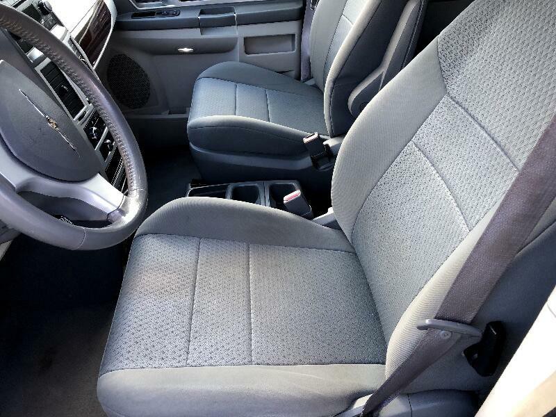 2010 Chrysler Town & Country Image 24