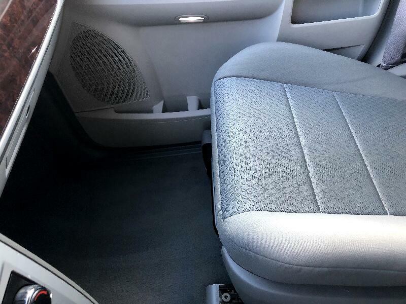 2010 Chrysler Town & Country Image 27