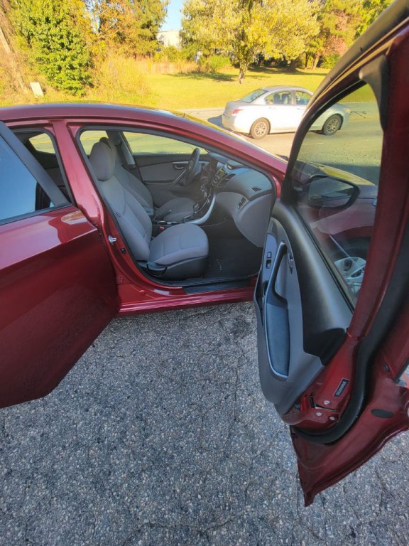 2016 Hyundai Elantra Image 2