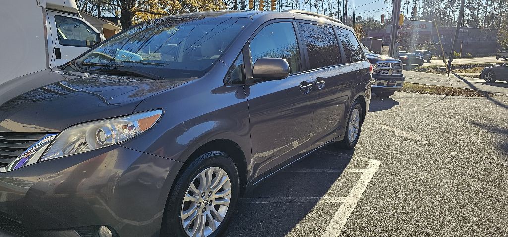2014 Toyota Sienna Image 1