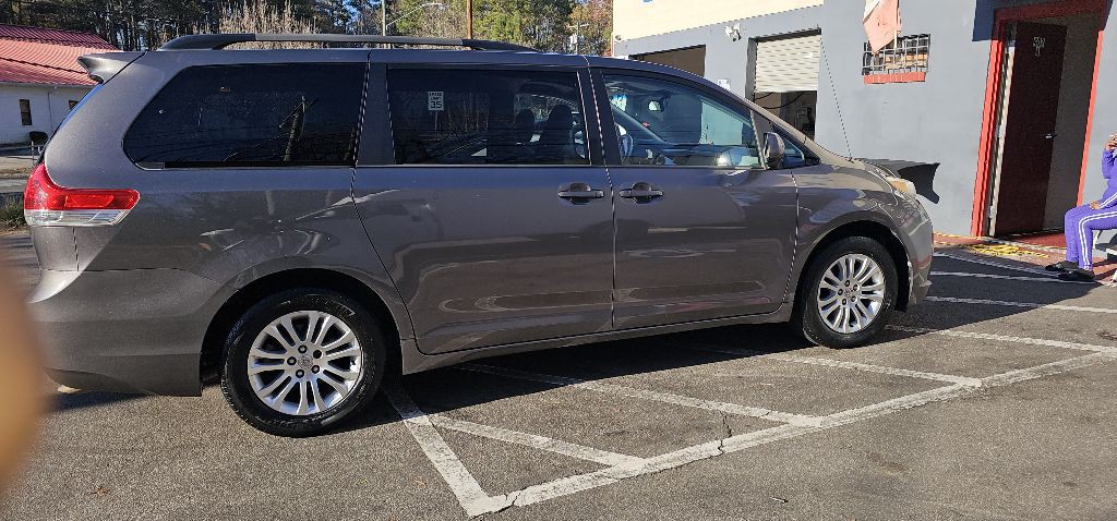 2014 Toyota Sienna Image 2