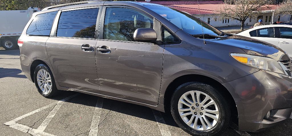 2014 Toyota Sienna Image 4