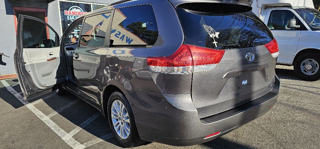 2014 Toyota Sienna Image 5
