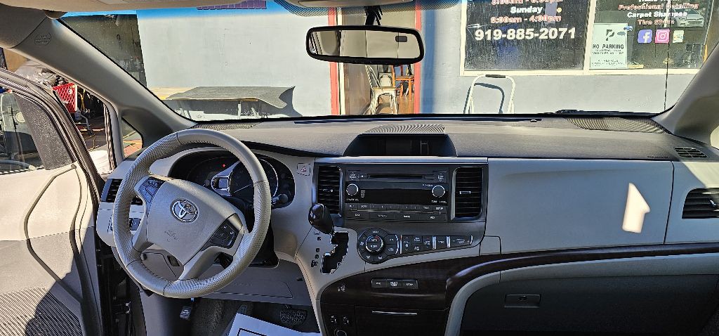 2014 Toyota Sienna Image 6