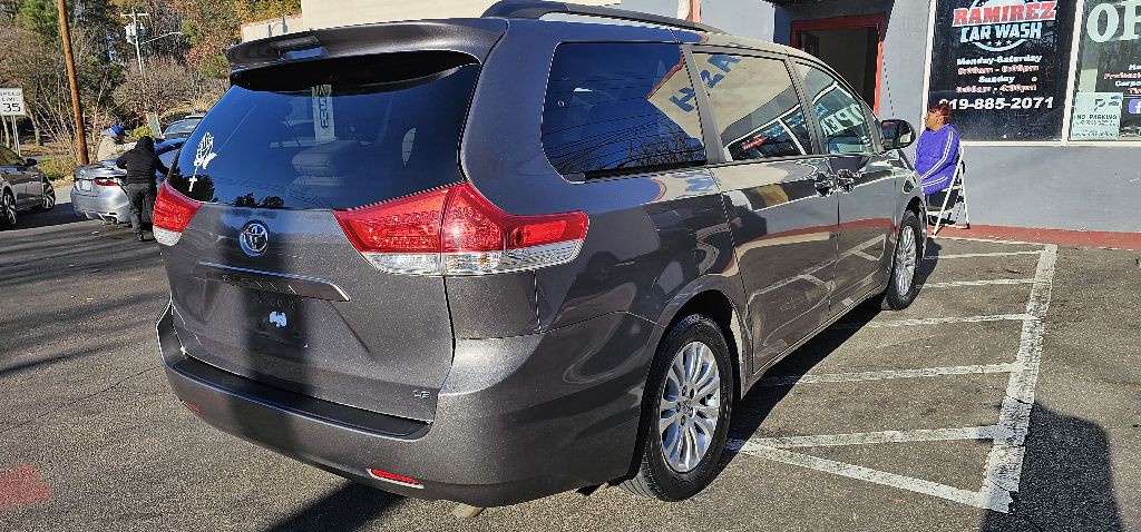 2014 Toyota Sienna Image 7