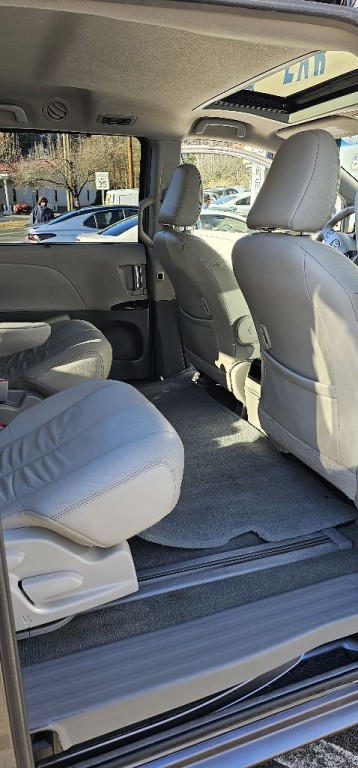 2014 Toyota Sienna Image 8