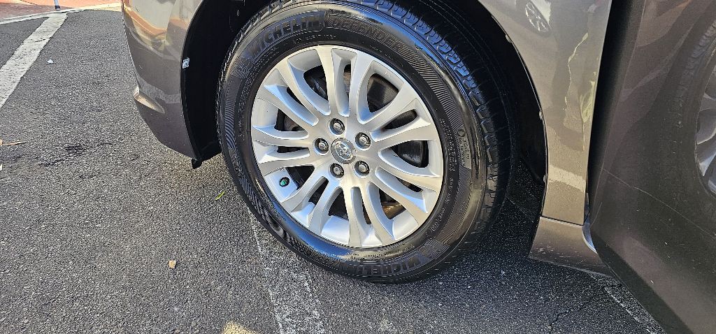 2014 Toyota Sienna Image 10