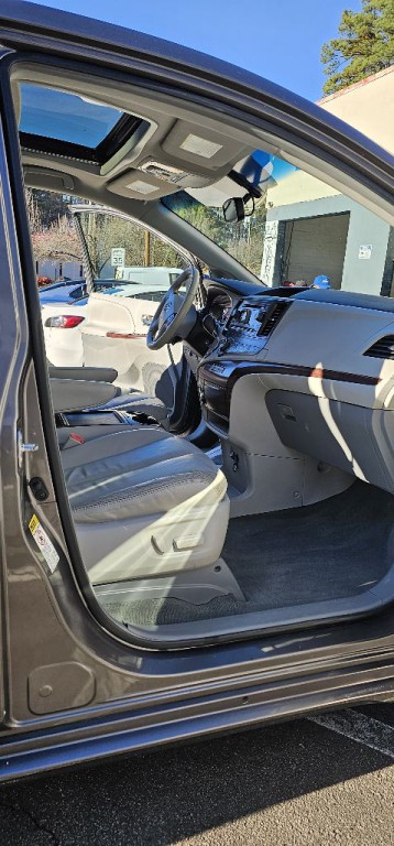 2014 Toyota Sienna Image 11