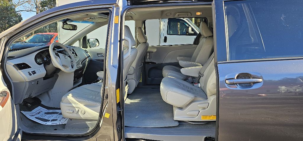 2014 Toyota Sienna Image 12