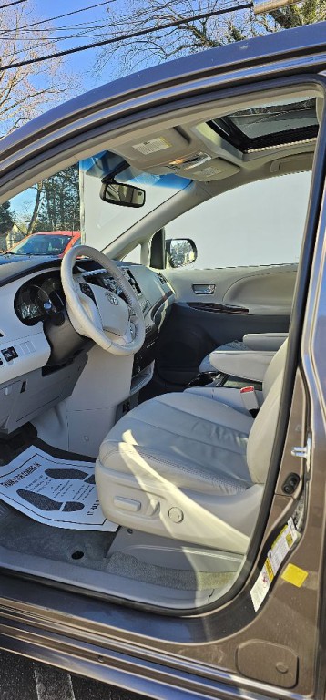 2014 Toyota Sienna Image 13