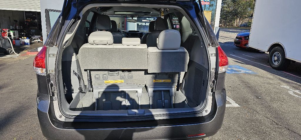 2014 Toyota Sienna Image 14