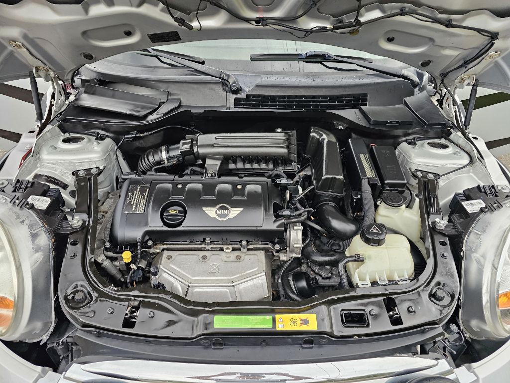2011 MINI Cooper Image 16