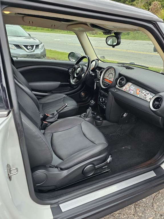 2011 MINI Cooper Image 18