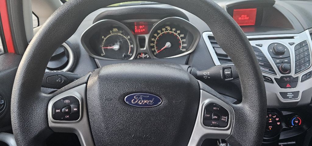 2012 Ford Fiesta Image 11