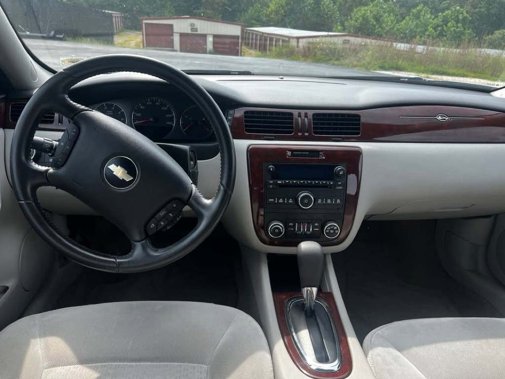 2010 Chevrolet Impala Image 12