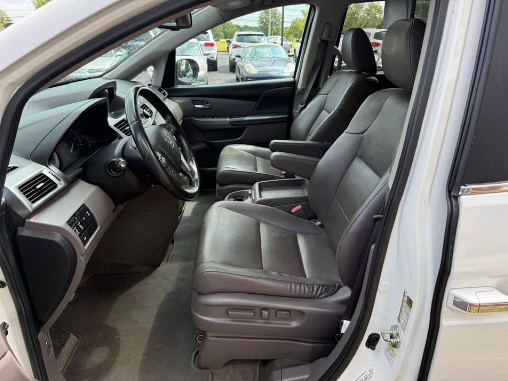 2011 Volkswagen Routan Image 6