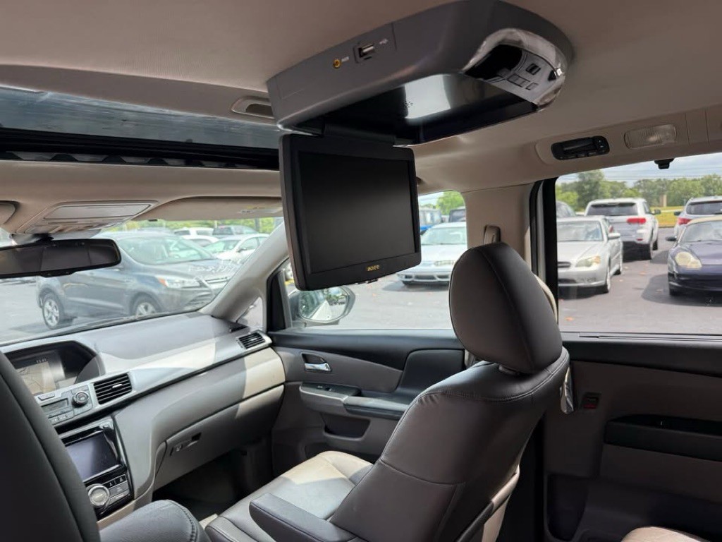 2011 Volkswagen Routan Image 8