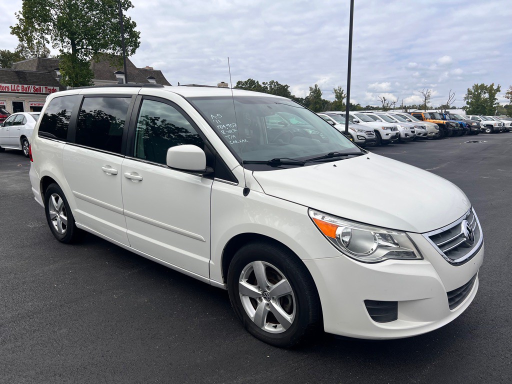 2011 Volkswagen Routan Image 2