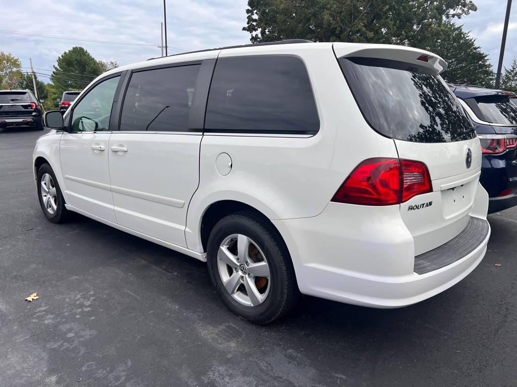 2011 Volkswagen Routan Image 3