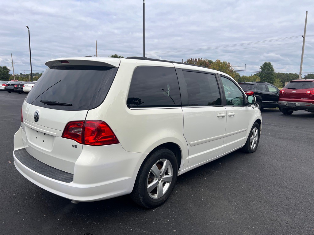 2011 Volkswagen Routan Image 4