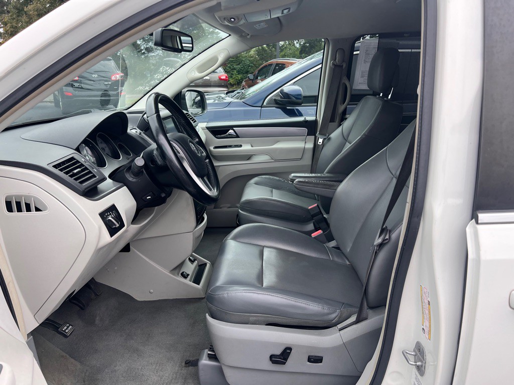 2011 Volkswagen Routan Image 5