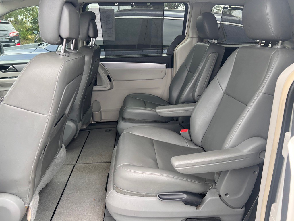 2011 Volkswagen Routan Image 6
