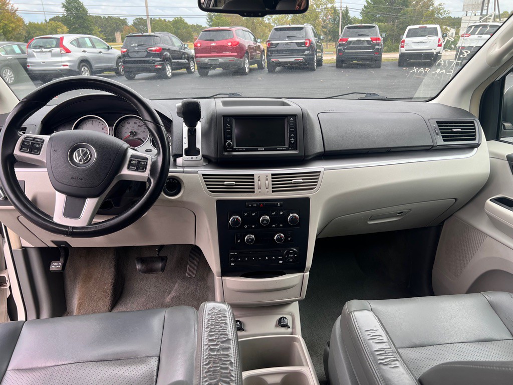 2011 Volkswagen Routan Image 8