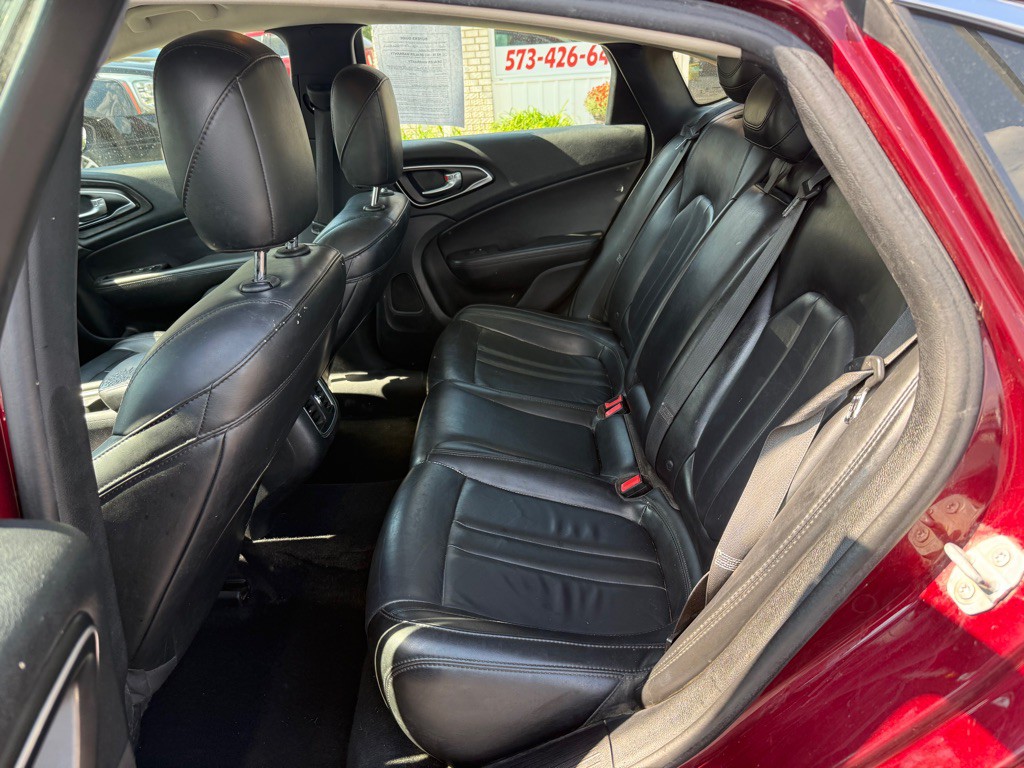 2016 Chrysler 200 Image 6