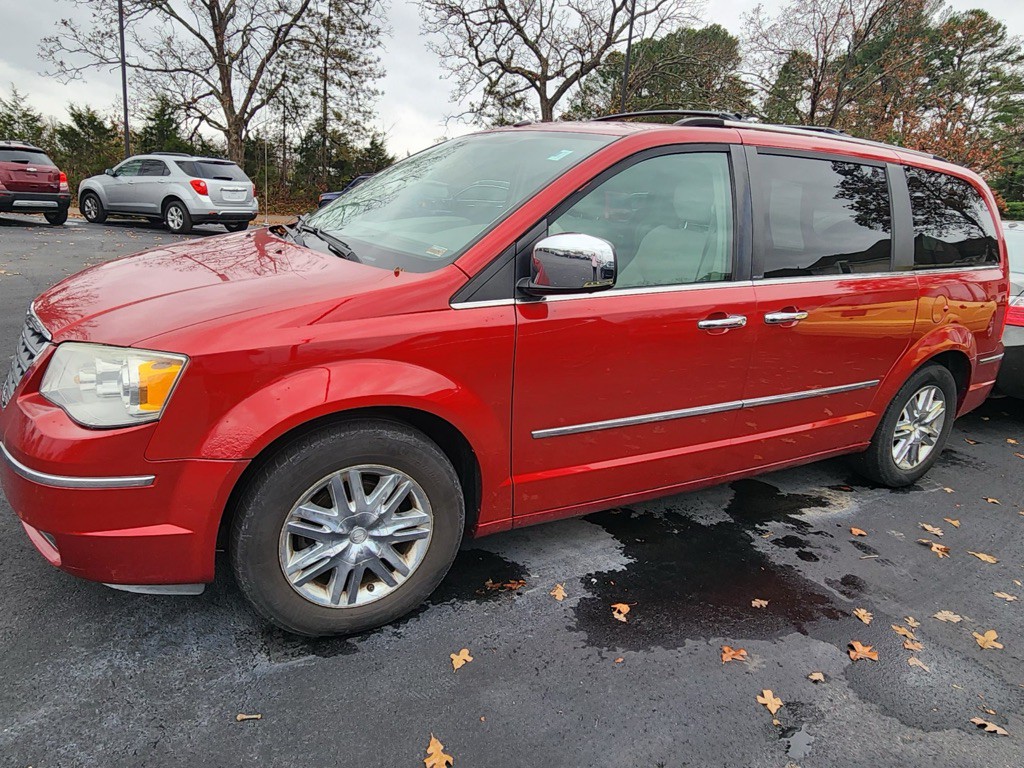 2008 Chrysler Town & Country Image 2