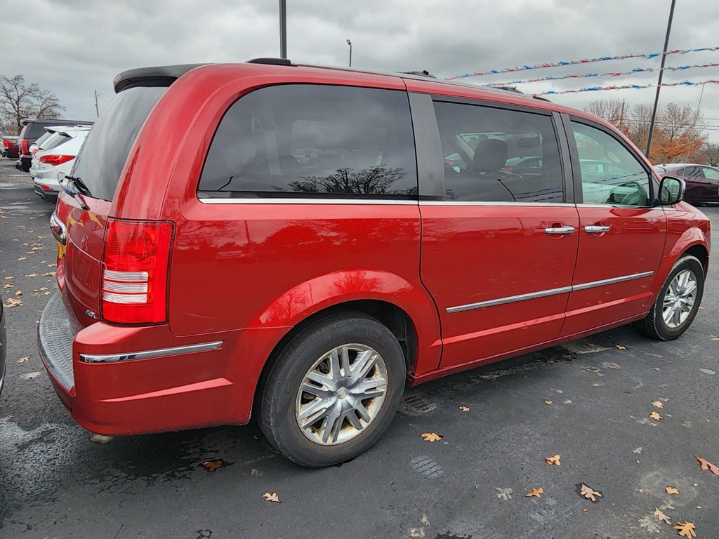 2008 Chrysler Town & Country Image 4
