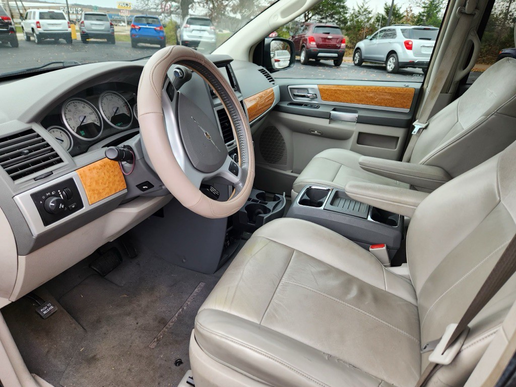 2008 Chrysler Town & Country Image 5