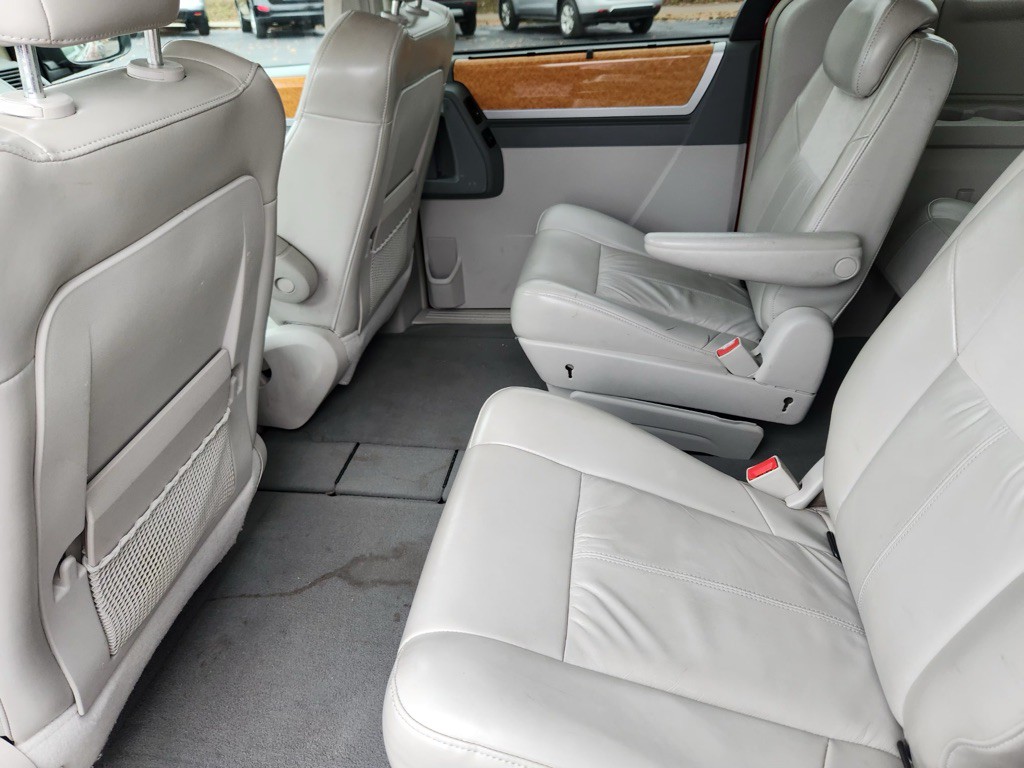 2008 Chrysler Town & Country Image 6