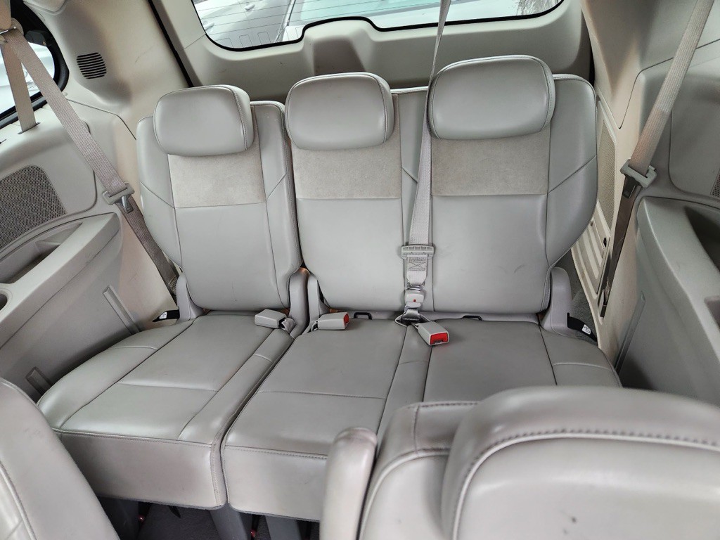 2008 Chrysler Town & Country Image 7