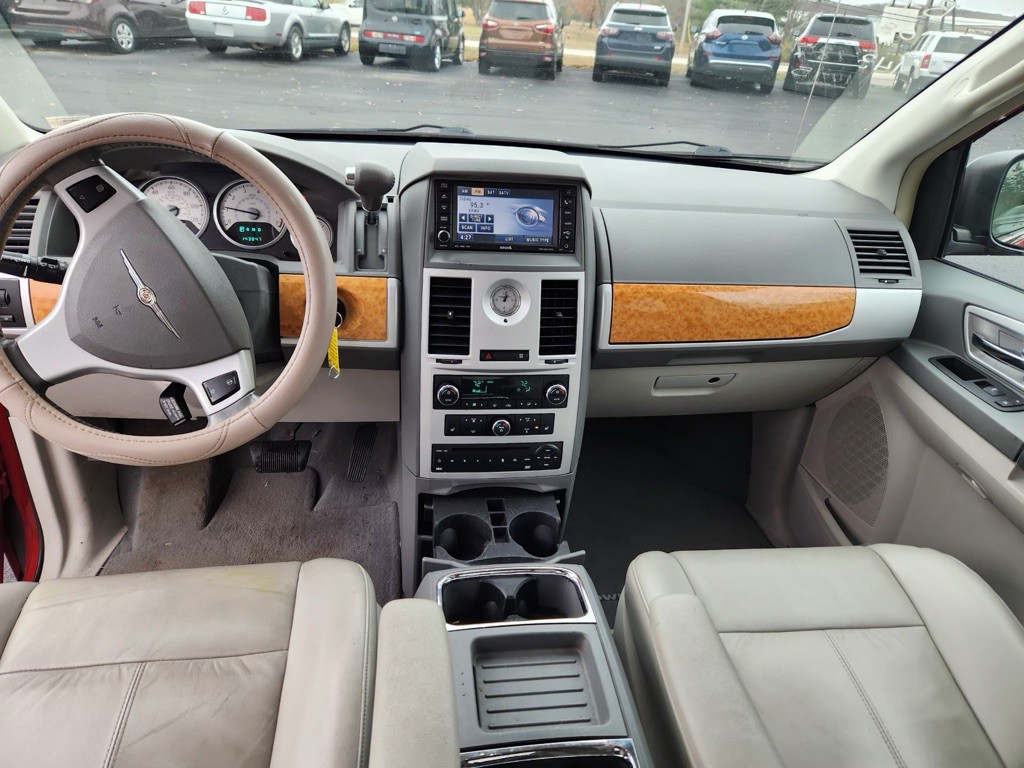2008 Chrysler Town & Country Image 8