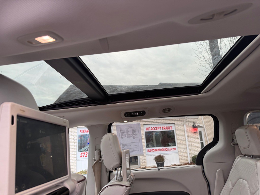 2017 Chrysler Pacifica Image 12