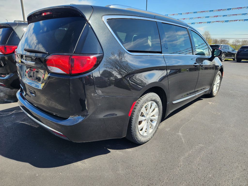 2018 Chrysler Pacifica Image 3