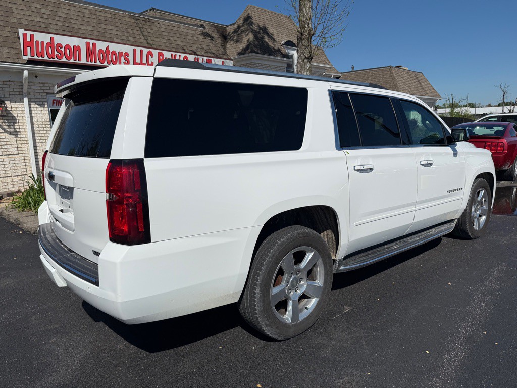 2017 Chevrolet Suburban Image 3