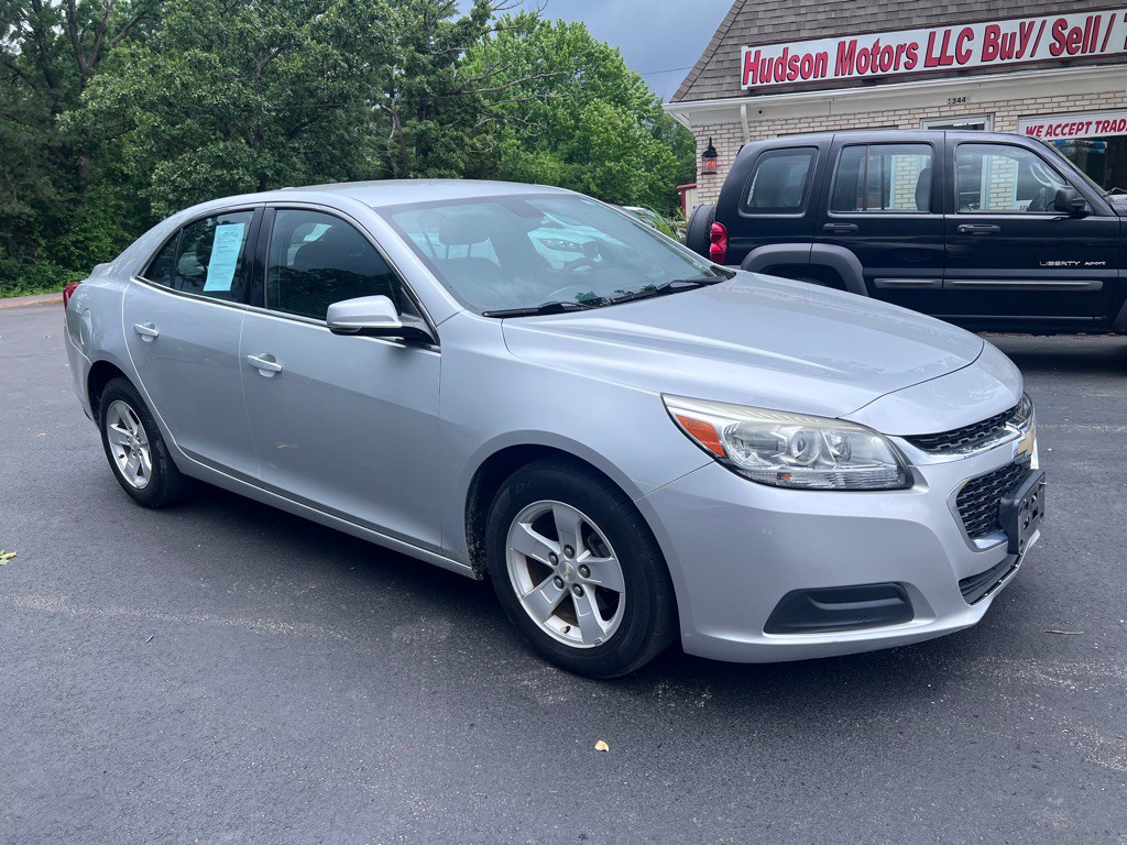 2016 Chevrolet Malibu Image 2