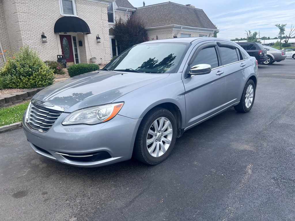 2013 Chrysler 200 Image 1