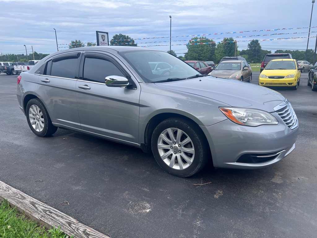 2013 Chrysler 200 Image 2
