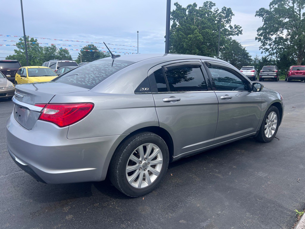 2013 Chrysler 200 Image 4