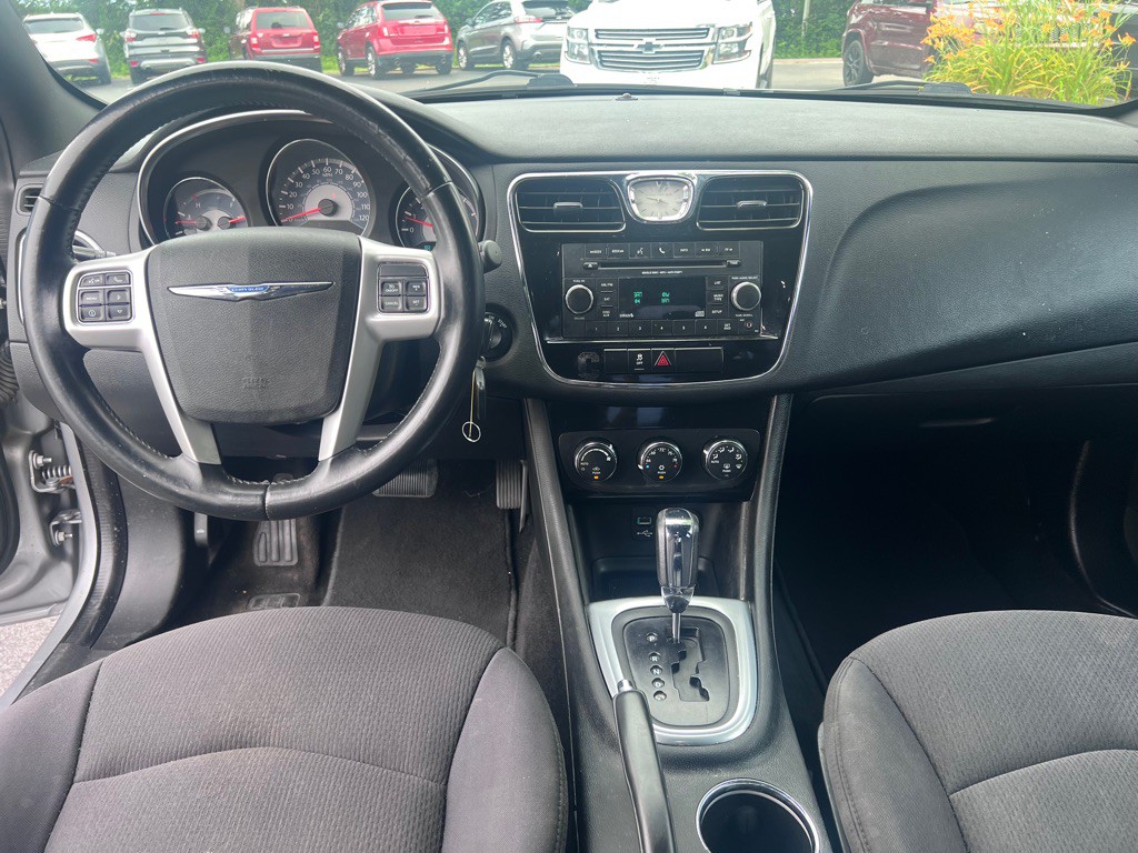 2013 Chrysler 200 Image 7