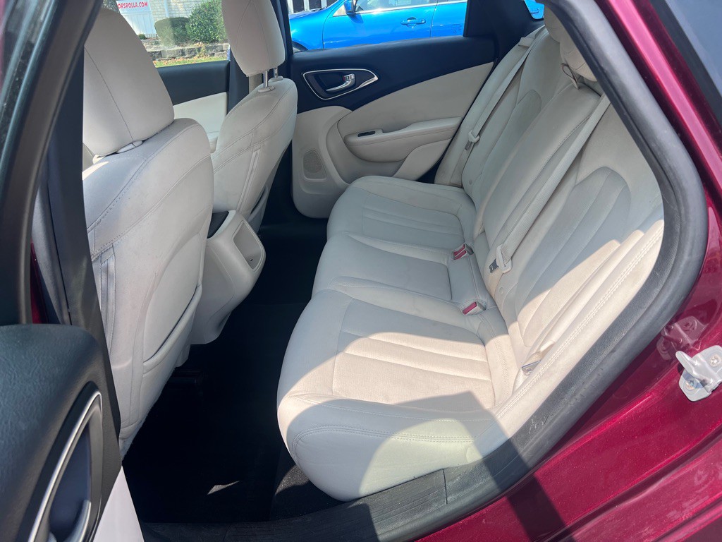 2016 Chrysler 200 Image 6