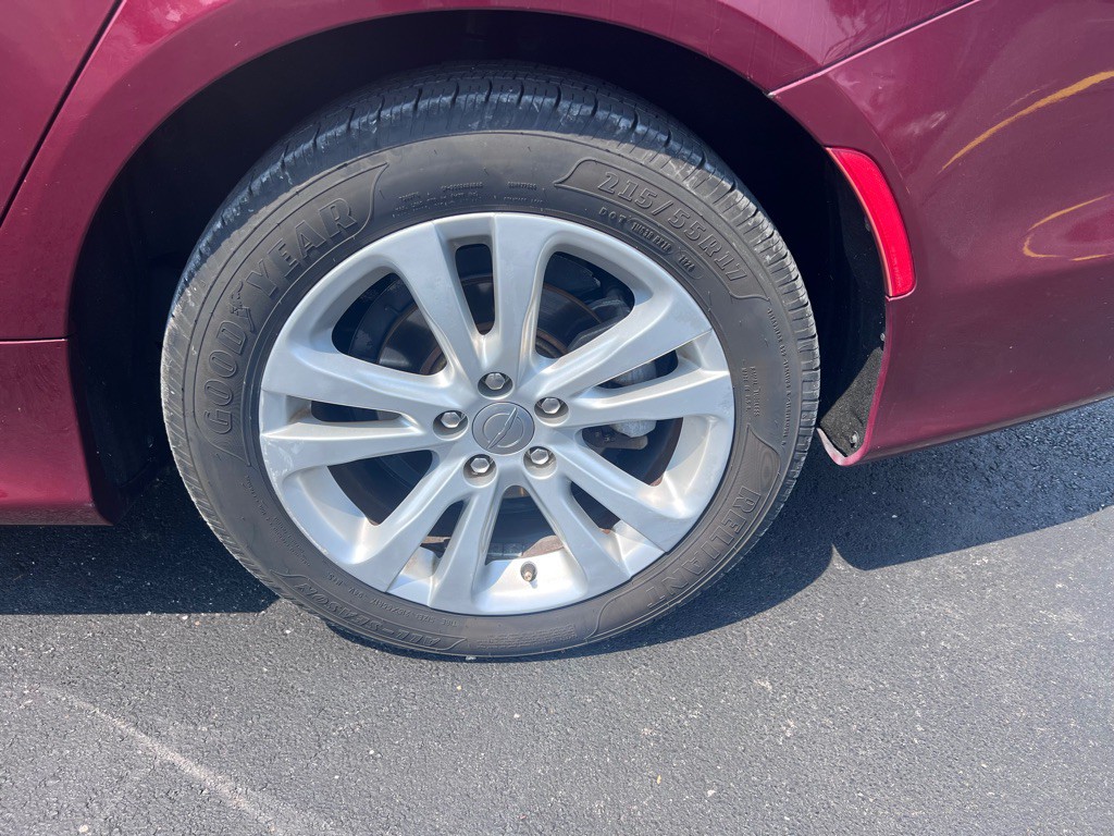 2016 Chrysler 200 Image 8