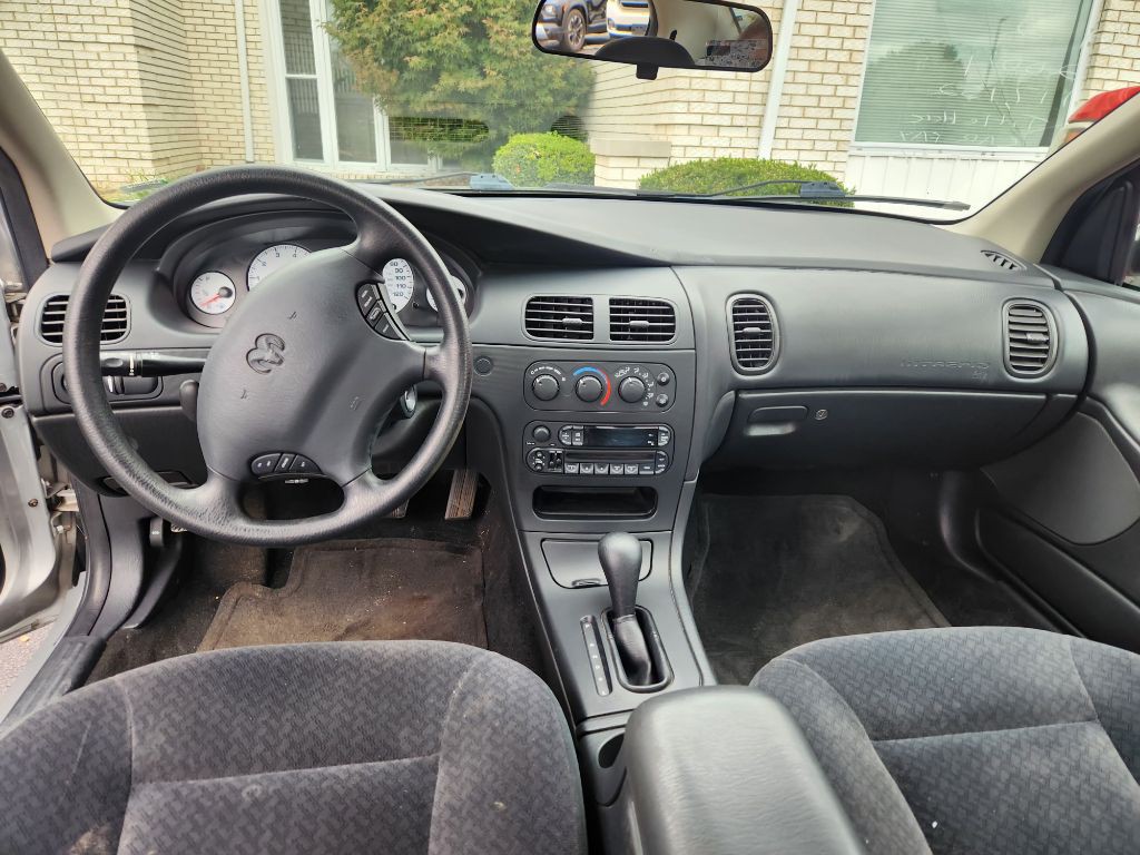 2004 Dodge Intrepid Image 9