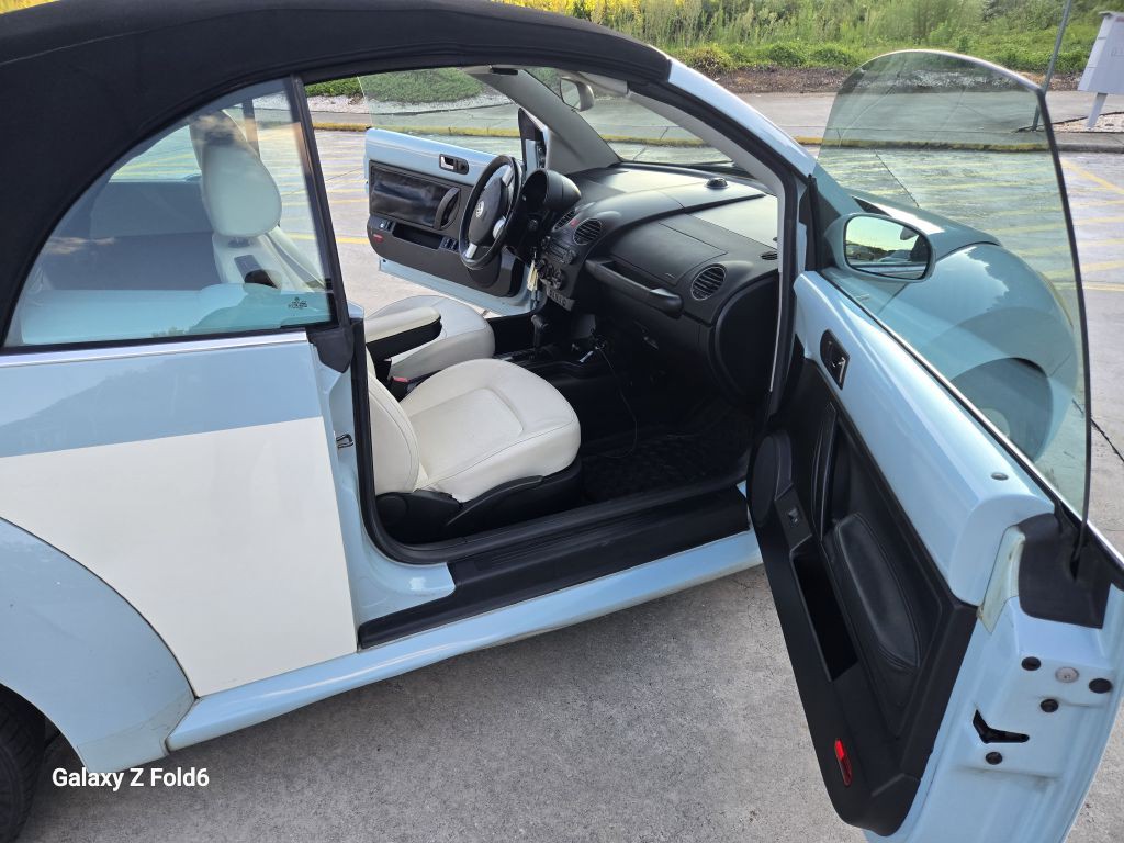 2010 Volkswagen Beetle Image 9
