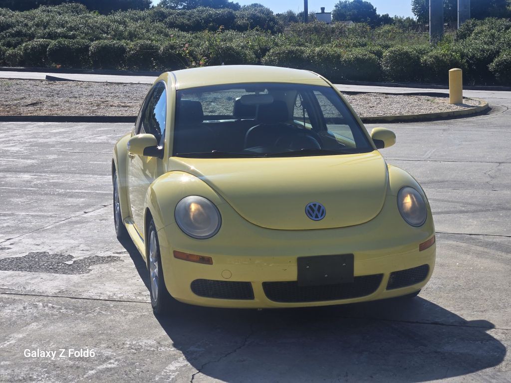 2009 Volkswagen Beetle Image 2