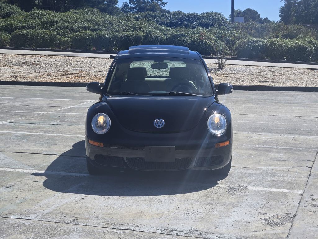 2010 Volkswagen Beetle Image 2