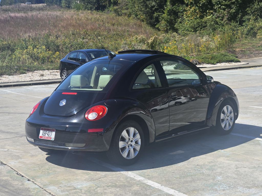 2010 Volkswagen Beetle Image 5